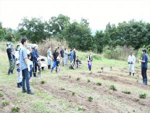 掘り方の説明を参加者が聞いている様子