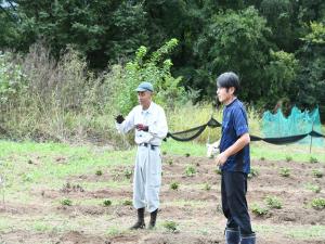 掘り方の説明を参加者に話している様子