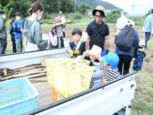 道具を貸し出している様子