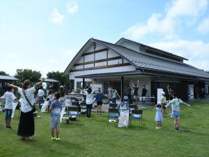 ラジオ体操で体をほぐします