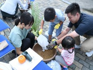 鉢に土を入れていきます