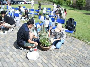 家族でどんどん植えていきます