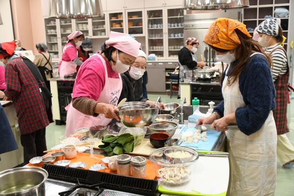 野菜を切る参加者たち