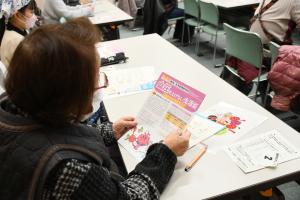 資料を読む参加者