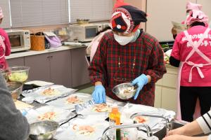 具材をアルミホイルの上に並べる参加者