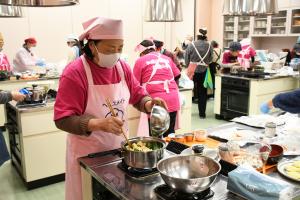 具材を鍋で煮る様子