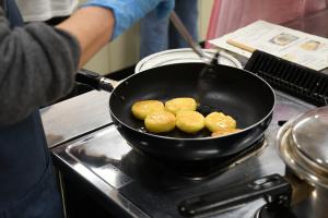 フライパンでさつまいももちを焼く様子