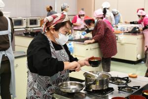 味噌汁をお椀によそる参加者