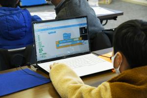 プログラミングを組み立てているパソコンの画面の写真