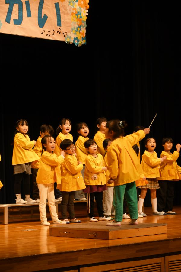 ポーズをして歌う竜王北保育園の園児たち