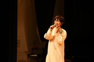 井上かおりさんが歌っている様子