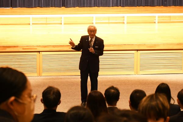 講評する保坂市長