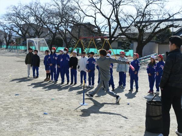 コーチによるバッティングの見本