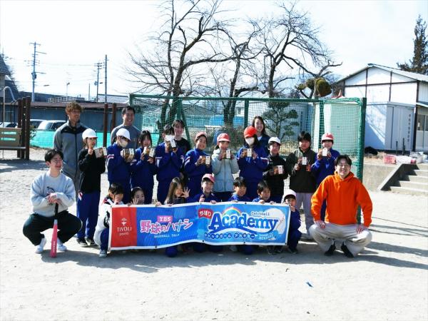 最後はみんなでお菓子を手に記念撮影