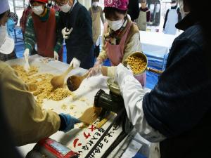 豆を広げていきます