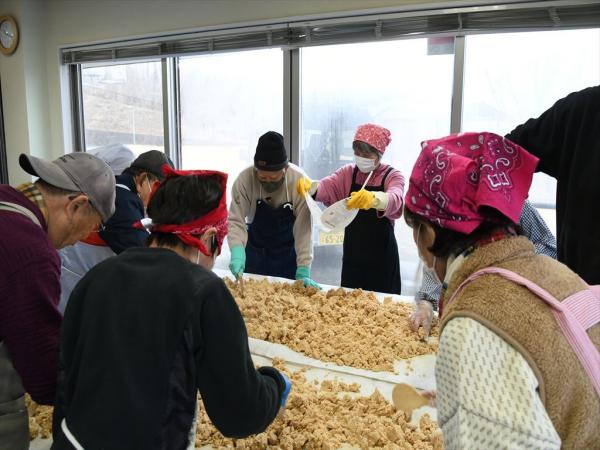 みんなで作業をしています