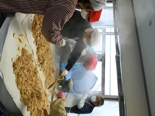 煮えた豆をざるにまた移していきます