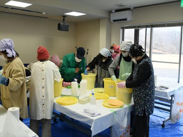 自分の樽にみそだねを詰めます