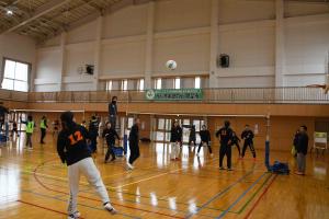 ソフトバレーボール大会のサーブの様子