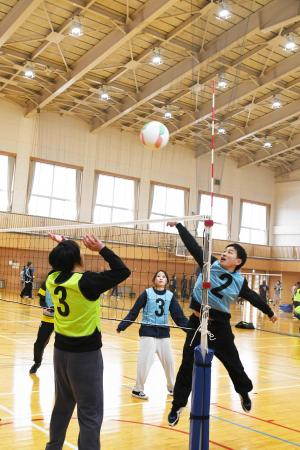 ネット際の攻防