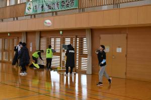 ソフトバレーボール大会のサーブ