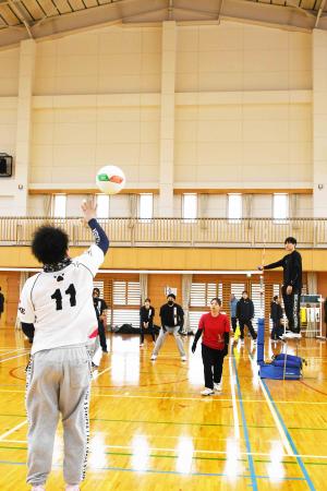 ソフトバレーボール大会のサーブ