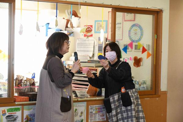 作り方を説明する先生二人