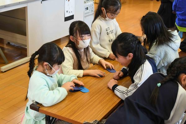 みんなで教えあいっこしながら作る様子