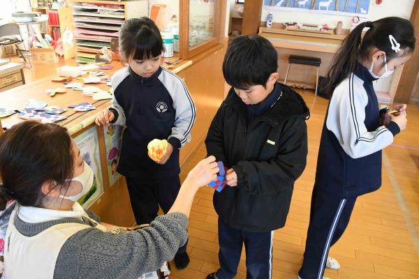 先生からできたバッグにチョコを入れてもらいます