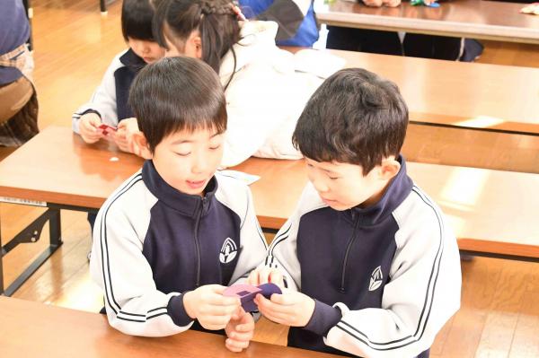 二人で教えあいっこしながら作る様子