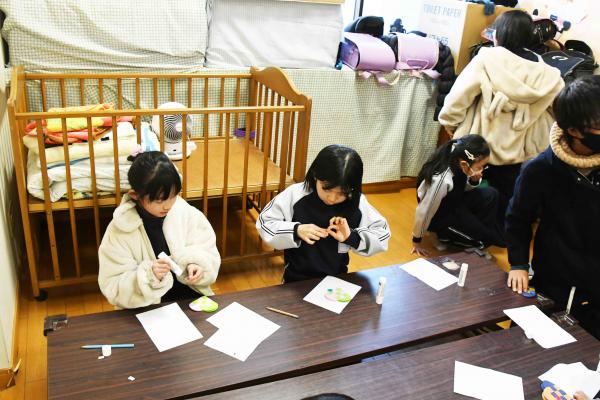 みんなで教えあいっこしながら作る様子