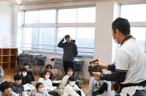 炭火アイロンを手に授業を行う講師