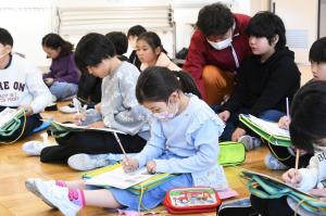 メモを取る児童