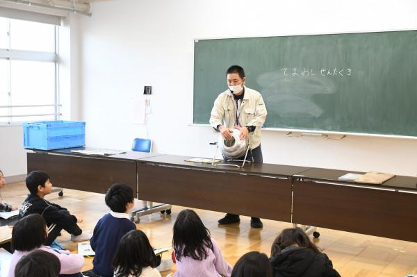 手回し洗濯機の説明をする講師