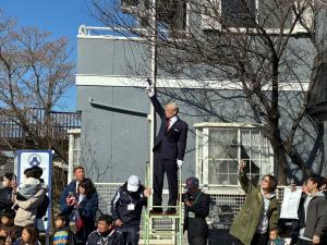 甲斐梅の里クロスカントリー大会でスターターをする市長の写真