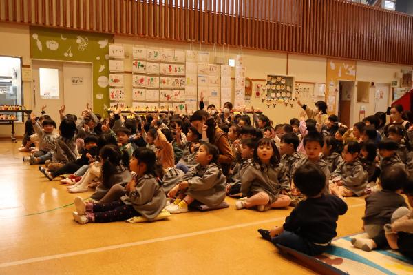 手を挙げる園児