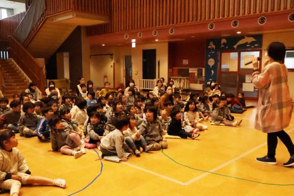 先生の話を聞く園児