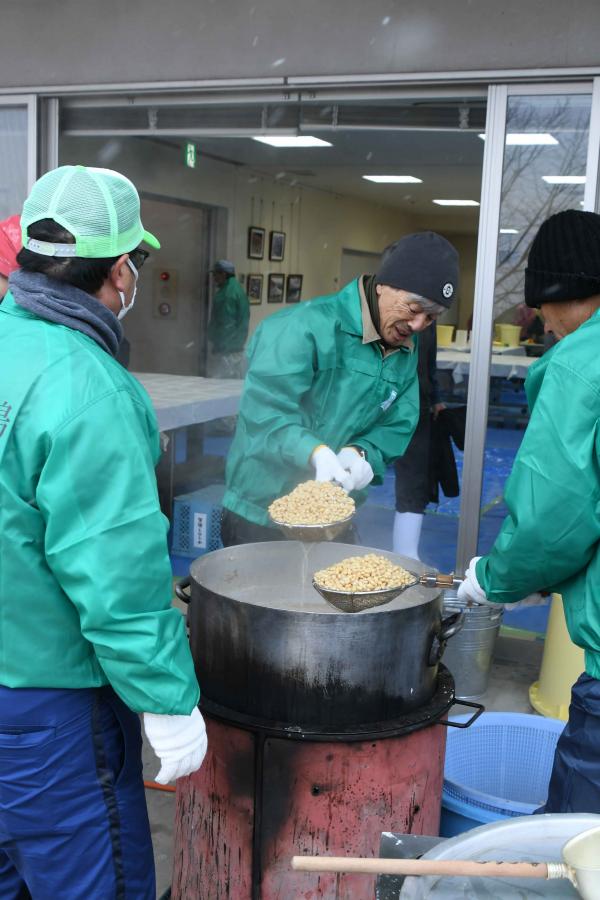 大豆を鍋からあげます