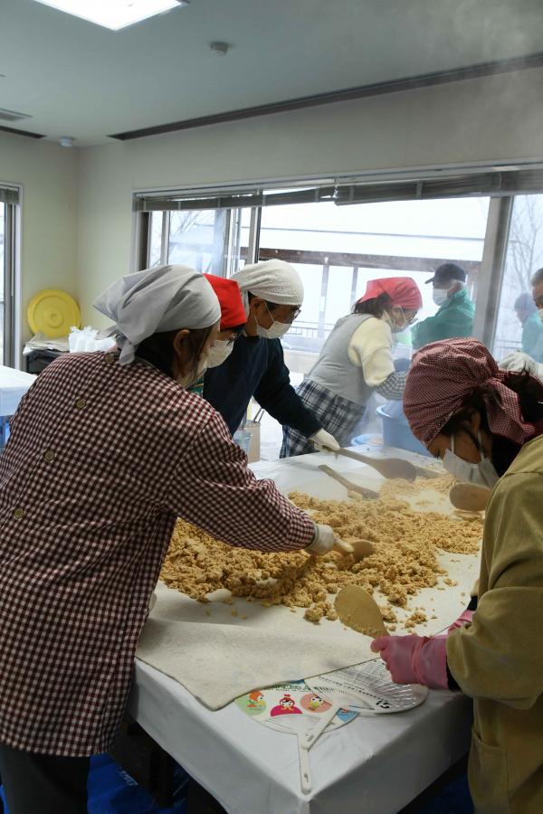 ミンチにした大豆を冷ます作業