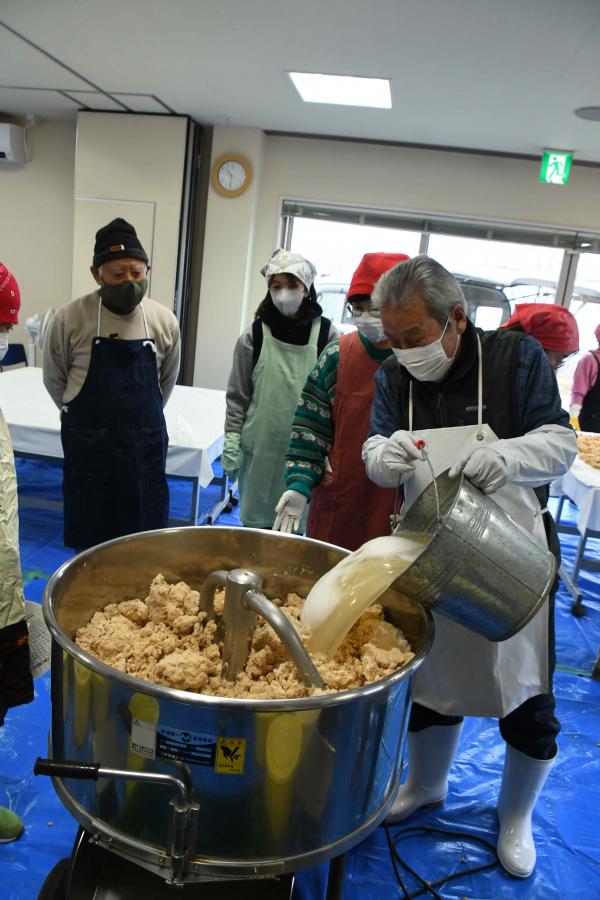 大豆をかくはん機に移します