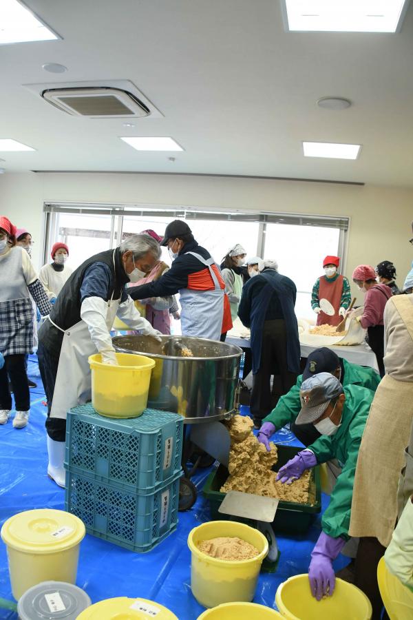 よく混ぜた味噌を樽に移します