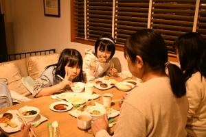 美味しそうに食べる子どもたち