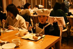 美味しくてピースをしている子ども