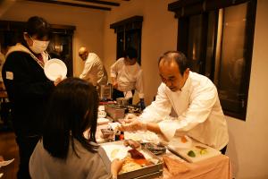 お寿司を握る職人