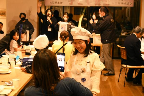 記念写真を撮る親子