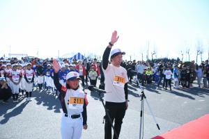 選手宣誓をする親子