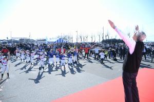 ラジオ体操をする参加者たち