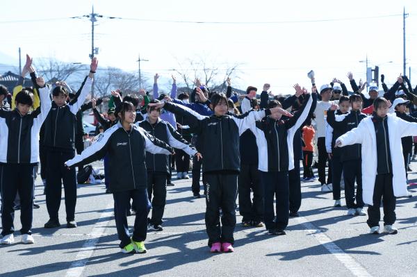 ラジオ体操をする中学生