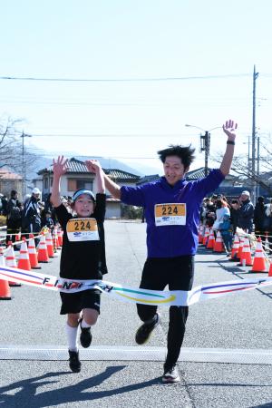 ゴールする1位の親子