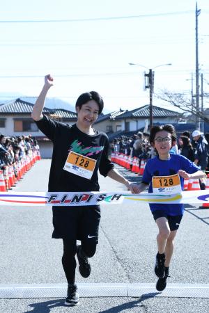 ゴールする親子